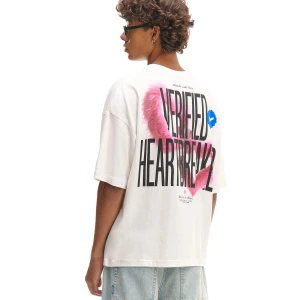 Cropp - Biała koszulka z napisem VERIFIED HEARTBREAKER - kremowy