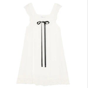 Cropp - Biała sukienka mini z ozdobną wstążką - biały