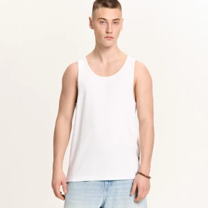Cropp - Biały prążkowany tank top - biały