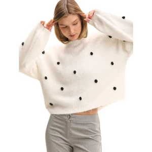 Cropp - Biały sweter z groszkową aplikacją - biały