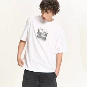 Cropp - Biały T-shirt ze zdjęciem zimy - biały