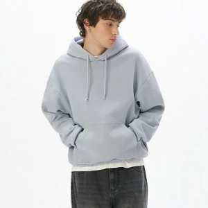 Cropp - Błękitna bluza hoodie z haftami - błękitny