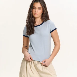 Cropp - Błękitna koszulka z kontrastowymi lamówkami - błękitny