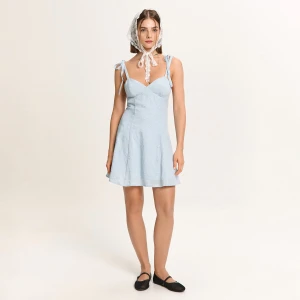 Cropp - Błękitna sukienka z haftowanymi kwiatami - błękitny