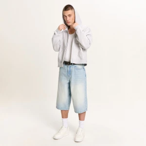 Cropp - Błękitne jeansowe spodenki skater - niebieski