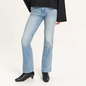 Cropp - Błękitne jeansy bootcut z efektem sprania - niebieski