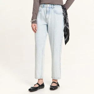 Cropp - Błękitne jeansy mom z efektem sprania - błękitny