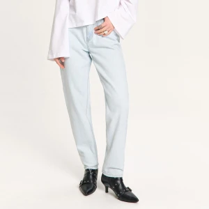 Cropp - Błękitne sprane jeansy mom TALL - niebieski