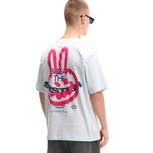 Cropp - Błękitny T-shirt z nadrukiem w stylu graffiti - błękitny