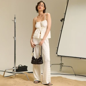 Cropp - Bluzka z dekoracyjnym wycięciem - żółty