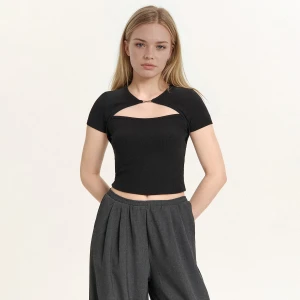 Cropp - Bluzka z wycięciem i metalowym detalem - czarny