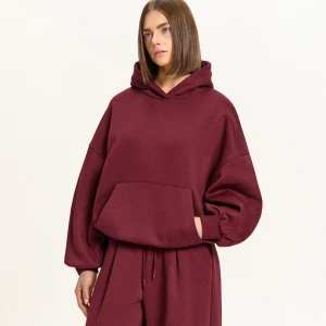 Cropp - Bordowa bluza basic z kapturem z dzianiny heavy weight - kasztanowy