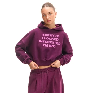 Cropp - Bordowa bluza z kapturem i sloganem - kasztanowy