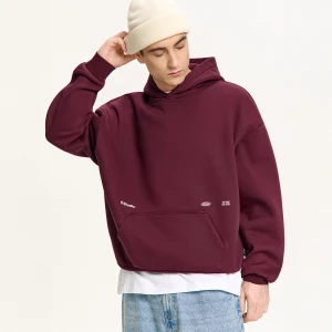 Cropp - Bordowa hoodie z sentencją - kasztanowy