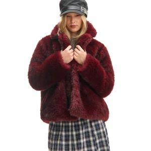 Cropp - Bordowa krótka kurtka z imitacji futra - kasztanowy