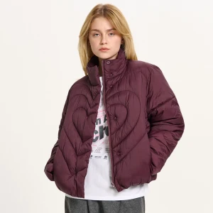 Cropp - Bordowa kurtka puffer z motywem serca - kasztanowy