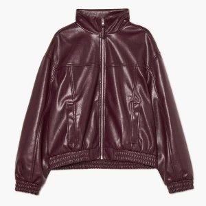 Cropp - Bordowa kurtka z imitacji skóry ze stójką - kasztanowy