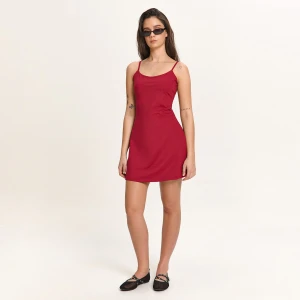 Cropp - Bordowa sukienka mini z wkładkami - kasztanowy