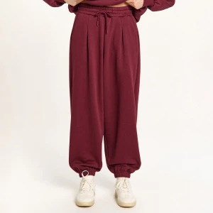 Cropp - Bordowe dresowe joggery basic z dzianiny heavy weight - kasztanowy