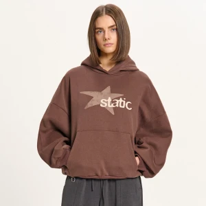 Cropp - Brązowa bluza boxy hoodie z nadrukiem - brązowy