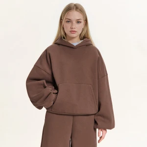 Cropp - Brązowa bluza z kapturem i ściągaczami - brązowy