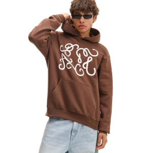 Cropp - Brązowa hoodie z kaligraficznym fontem - brązowy