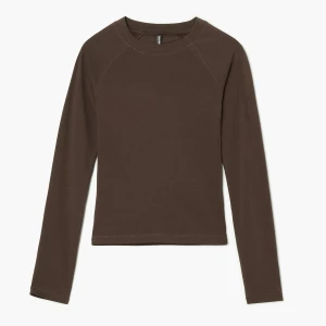 Cropp - Brązowa koszulka longsleeve z raglanowymi rękawami - brązowy