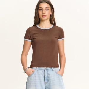 Cropp - Brązowa koszulka z kontrastowymi lamówkami - brązowy