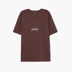 Cropp - Brązowa koszulka z napisem - brązowy