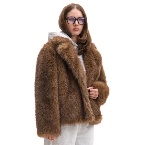 Cropp - Brązowa krótka kurtka z imitacji futra - brązowy