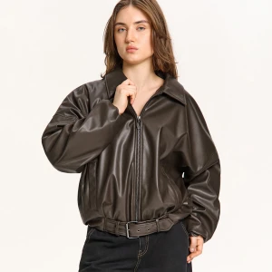 Cropp - Brązowa kurtka bomber oversize - brązowy