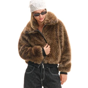 Cropp - Brązowa kurtka bomber z imitacji futra - brązowy