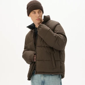 Cropp - Brązowa kurtka puffer ze stójką - brązowy