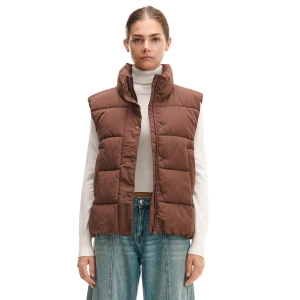 Cropp - Brązowa pikowana kamizelka ze stójką - brązowy