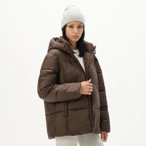 Cropp - Brązowa pikowana kurtka puffer z kapturem - brązowy