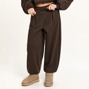 Cropp - Brązowe dresowe joggery basic z dzianiny heavy weight - brązowy