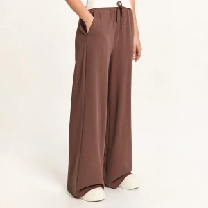 Cropp - Brązowe dresy z wiskozą - brązowy