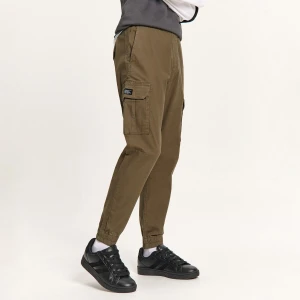 Cropp - Brązowe joggery z kieszeniami cargo - zielony