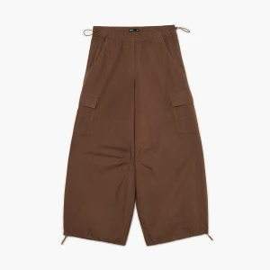 Cropp - Brązowe spodnie baggy z dodatkową regulacją - brązowy