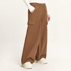 Cropp - Brązowe spodnie baggy z dodatkową regulacją - brązowy