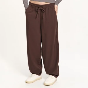 Cropp - Brązowe spodnie baggy z wiskozą - brązowy