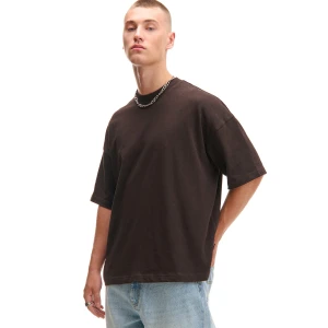 Cropp - Brązowy basicowy T-shirt o kroju boxy - brązowy