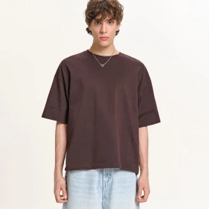 Cropp - Brązowy basicowy T-shirt o kroju boxy - brązowy