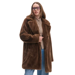Cropp - Brązowy płaszcz z imitacji futra - brązowy