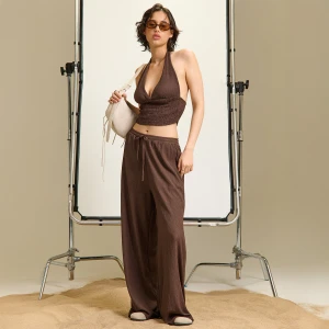 Cropp - Brązowy top z dekoltem typu halter - brązowy