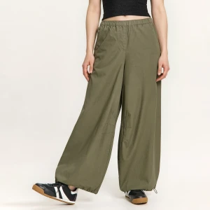 Cropp - Ciemnozielone spodnie wide leg z bawełny - zielony