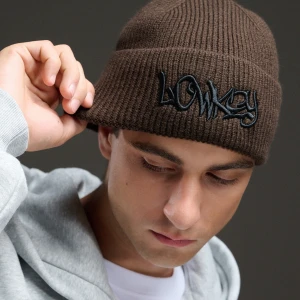 Cropp - Czapka beanie z haftowanym napisem - brązowy