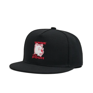 Cropp - Czapka snapback z naszywką Kubusia Puchatka - czarny