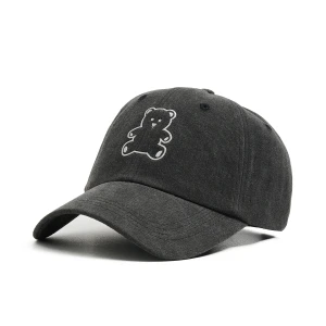 Cropp - Czapka z daszkiem i nadrukiem misia - szary