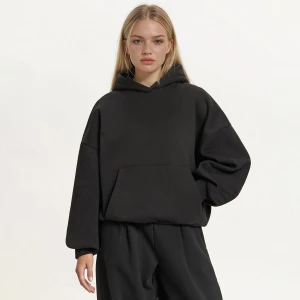 Cropp - Czarna bluza basic z kapturem z dzianiny heavy weight - czarny